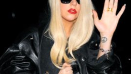 Lady Gaga и Риана полудяха по заострения маникюр