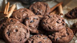 Какаови бисквити с шоколадови парченца