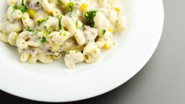 Салата с паста, риба тон и дресинг