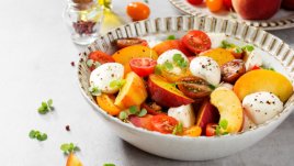 Салата капрезе с праскови