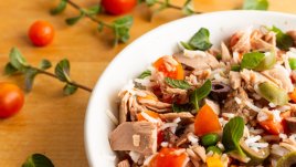 Салата с ориз, риба тон и песто