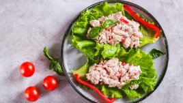 Разкошна и лесна салата с риба тон в маруля