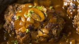 Телешки стекове с лук и сос грейви