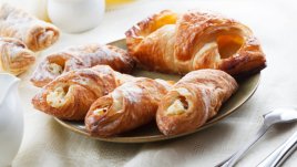 Бутер кифлички с бадеми и сирене бри