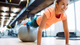 Защо е полезно да правите лицеви опори с топка за стабилност?