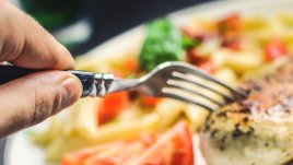 Пилешки гърди с моцарела и чери домати