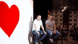 Асен Блатечки за децата си: Обичам да се гушкаме и целуваме непрекъснато