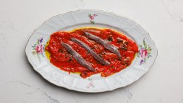 Ароматна есенна салата с печени чушки и аншоа