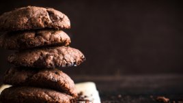 Бисквити с какао и шоколадови парченца