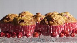 Мъфини с бадемово брашно и ягоди
