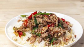 Пиле с ориз и босилек по тайландски 