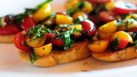 Брускети с чери домати