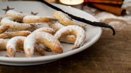 Коледни маслени бисквити с лешници и ванилия 