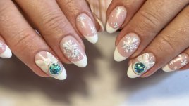 Коледно настроение в маникюра