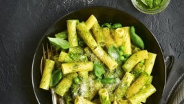 Чеснова паста с пармезан и грах 