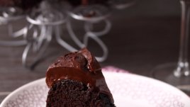 Декадентски кекс с шоколад, глазура и червено вино