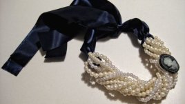 Перлен гердан със сатен и брошки
