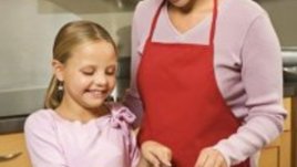 Деца в кухнята – фонтани от смях