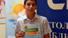 Най-четящото дете се състезава с мама по прочетени книги