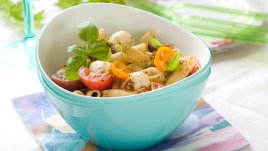 Салата с паста, песто и фета сирене