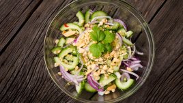 Тайландска салата с краставици и фъстъци