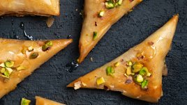 Сирене фета завито във фини кори с подправки