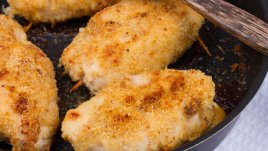 Пиле с пармезанова коричка и сметанов сос