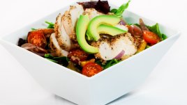 Салата с пилешко и авокадо