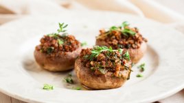 Пълнени гъби с бекон, лук и синьо сирене