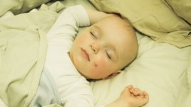 Къпане и люшкане на бебе – как да го отглеждаме по съвременни методи