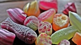 Момче харчи от буркан-банк 3300 долара и 500 евро за сладки храни