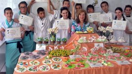 Млади майстори-сладкари ваят цветя и животни от захар