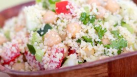 Салата с нахут, зеленчуци и сирене