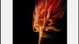 Димът флиртува със светлината във фотоизложбата на Славина Бахчеванова