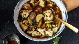 Италианска супа с наденица и тортелини