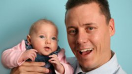 С какво да помага таткото на бебето