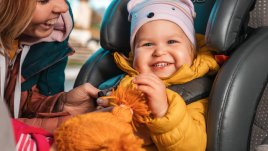 Бебешкото столче за кола и правилото за двата часа