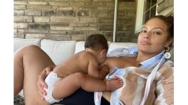 Ашли Греъм позира гола за списание, докато кърми бебето си