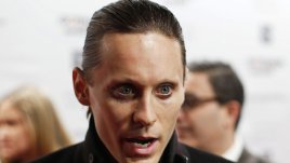 И мъжете започнаха да се гримират