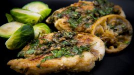 Пилешки гърди с винено-лимонов сос