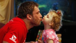 Защо е трудно да оставим бебето и таткото сами първия път