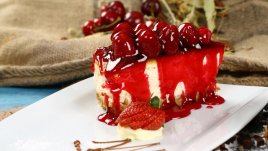 Торта с мус от бял шоколад, сметана и лешници