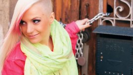 Поли Генова с нова розова визия