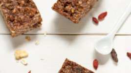 Овесени барчета с фъстъчено масло и стафиди