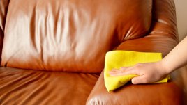 Трик за почистване на кожен диван – прави го като нов! 