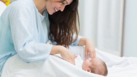 Какво се случва с бебето през първия час от живота му?