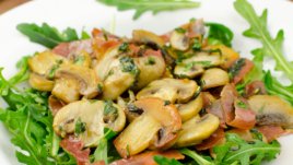 Топла салата с гъби и бекон