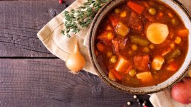 Пилешка яхния с грах