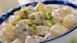 Картофена салата със зеленчуци и дресинг