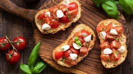 Брускети с моцарела и босилек